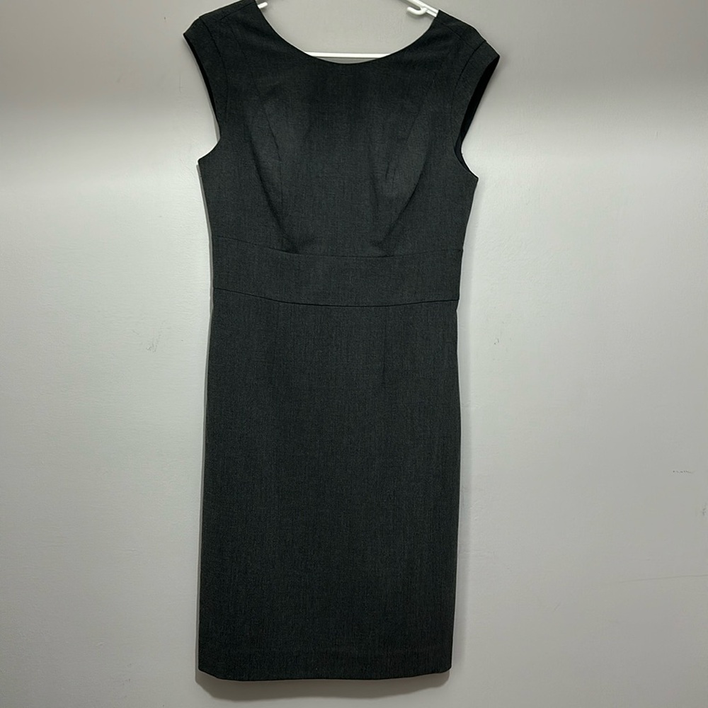 The Limited Gray sleeveless lined sheath dress size 6 Fully Lined